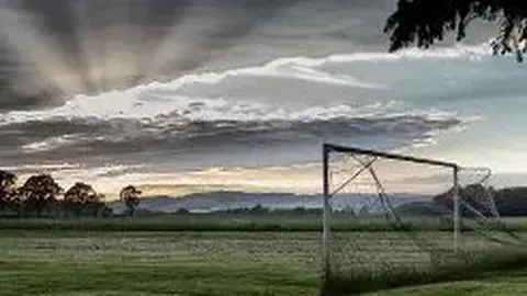 英超冠军悬念渐消，教练帅位恐不保。